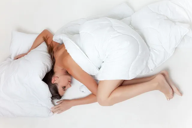 Jak aktywność fizyczna wpływa na sen - skuteczne ćwiczenia poprawiające jakość snu.