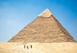 Sen o wejściu na wierzchołek piramidy lub innego zabytku